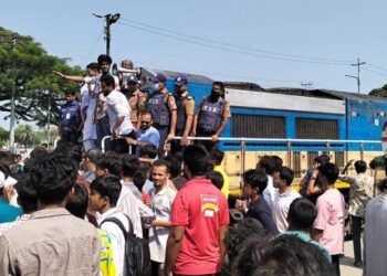 ভৈরবকে জেলা ঘোষণার দাবিতে রেল অবরোধ, উপকূল এক্সপ্রেস আটকা