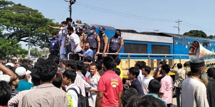 ভৈরবকে জেলা ঘোষণার দাবিতে রেল অবরোধ, উপকূল এক্সপ্রেস আটকা