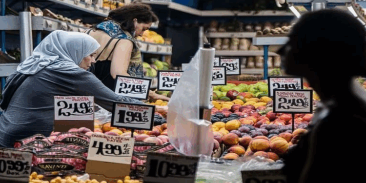 Global Food Prices Decline, But Bangladesh Sees Sharp Rise in Essential Commodities