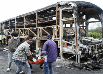 ভারতের অন্ধ্রপ্রদেশে ভয়াবহ সড়ক দুর্ঘটনায় বাসে আগুন, নিহত কমপক্ষে ২৫