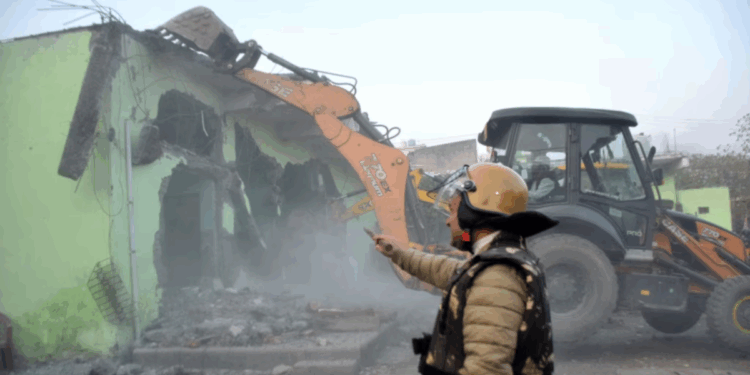 বুলডোজার বিচার: ভারতে ‘আই লাভ মুহাম্মদ’ বলায় মুসলিমদের লক্ষ্যবস্তু