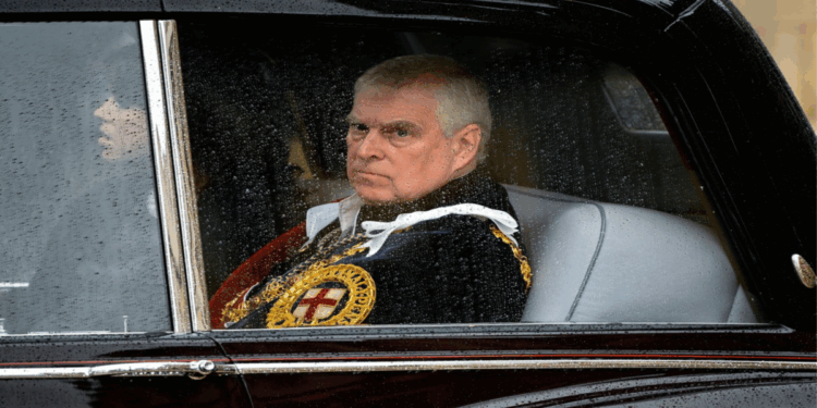 ব্রিটেনের প্রিন্স অ্যান্ড্রুর রাজকীয় উপাধি ত্যাগ: রাজপরিবার থেকে সম্পূর্ণ বিচ্ছিন্ন হওয়ার ঘোষণা