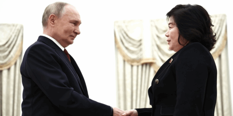 মস্কোয় উত্তর কোরিয়ার পররাষ্ট্রমন্ত্রীর সঙ্গে পুতিনের বৈঠক, সম্পর্ক ‘পরিকল্পনা অনুযায়ী’ এগোচ্ছে