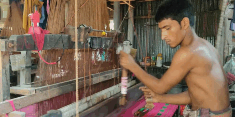 India’s Sari Industry Feels the Impact of Strained Ties with Bangladesh