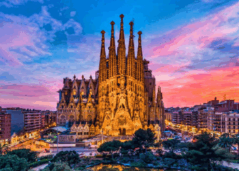 বিশ্বের সর্বোচ্চ গির্জার মুকুট এখন বার্সেলোনার সাগরাদা ফামিলিয়ার