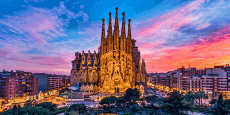 বিশ্বের সর্বোচ্চ গির্জার মুকুট এখন বার্সেলোনার সাগরাদা ফামিলিয়ার
