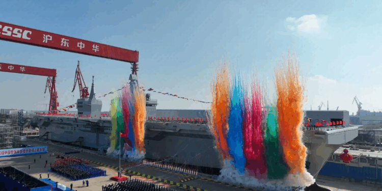 চীনের টাইপ ০৭৬: আকাশ ও সমুদ্রের মাঝে নতুন যুদ্ধ