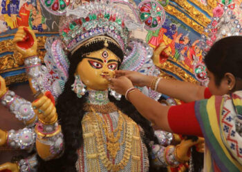 পাঁচ দিনের শারদ উৎসব শুরু; নিরাপত্তা বলয়ে আনন্দ আর ভক্তি