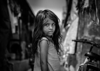 বাংলাদেশে দারিদ্র্যের হার ফের বেড়েছে: উন্নয়নের গল্পে ধাক্কা