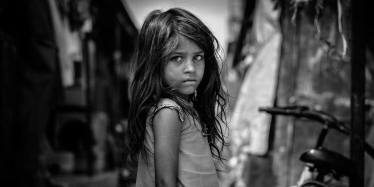 বাংলাদেশে দারিদ্র্যের হার ফের বেড়েছে: উন্নয়নের গল্পে ধাক্কা