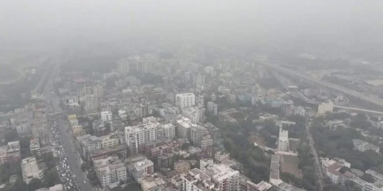 দূষণ সূচকে স্বস্তি ঢাকায়, লাহোর শীর্ষে