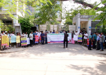 দুই দফা দাবিতে পিএসসির সামনে লাগাতার অবস্থান নন-ক্যাডার প্রত্যাশীদের