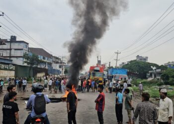বকেয়া বেতনের দাবিতে রূপগঞ্জে শ্রমিকদের মহাসড়ক অবরোধ