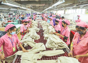 বাংলাদেশের তৈরি পোশাক রফতানি কমছে: বৈশ্বিক চাপে নতুন সংকেত