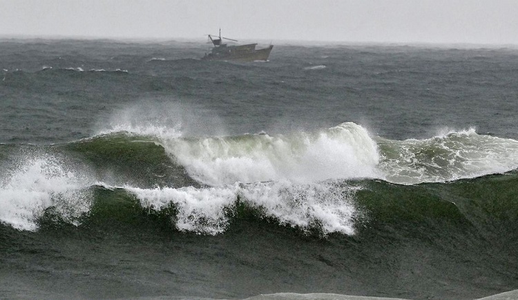 ভয়ংকর ঘূর্ণিঝড় ‘মন্থা’: অন্ধ্রপ্রদেশ উপকূলে আঘাত হানার পূর্বাভাস, বাংলাদেশে বৃষ্টির সতর্কতা