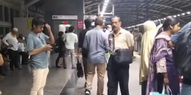 মেট্রো রেলে ঝাঁকুনি, কারওয়ান বাজার-আগারগাঁও চলাচল বন্ধ