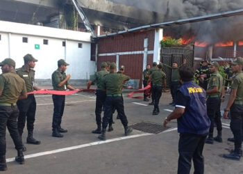 আগুন নেভাতে গিয়ে ফায়ার ফাইটার ও আনসার সদস্যসহ বেশ কয়েকজন আহত – সিএমএইচে চিকিৎসাধীন