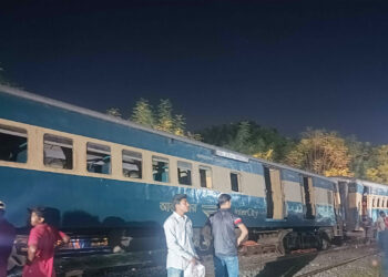 ‘ঢালারচর এক্সপ্রেসের’ ৩ বগি লাইনচ্যুত, রাজশাহী-চাঁপাইনবাবগঞ্জ ট্রেন চলাচল বন্ধ