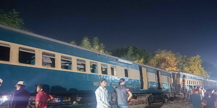 ‘ঢালারচর এক্সপ্রেসের’ ৩ বগি লাইনচ্যুত, রাজশাহী-চাঁপাইনবাবগঞ্জ ট্রেন চলাচল বন্ধ