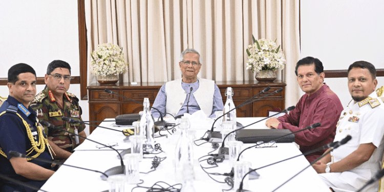 প্রধান উপদেষ্টার সঙ্গে ৩ বাহিনীর প্রধানের সাক্ষাৎ