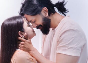 রহস্য বাড়ালেন শুভ: প্রেম নাকি অন্য কিছু