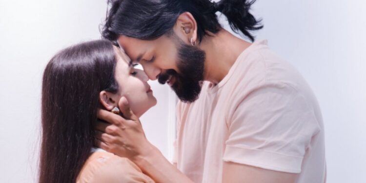 রহস্য বাড়ালেন শুভ: প্রেম নাকি অন্য কিছু