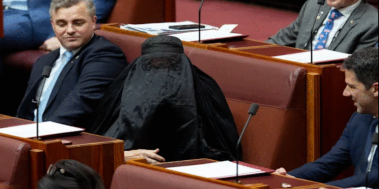 অস্ট্রেলিয়ার পার্লামেন্টে বুরকা পরে বিতর্ক উসকানি দিলেন ফার-রাইট রাজনীতিক