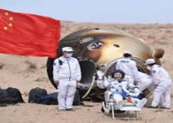 অচল ক্যাপসুলে আটকে পড়া নভোচারীদের উদ্ধারে জরুরি মহাকাশযান পাঠাল চীন