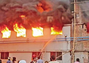 নারায়ণগঞ্জে প্লাস্টিক কারখানায় আগুন