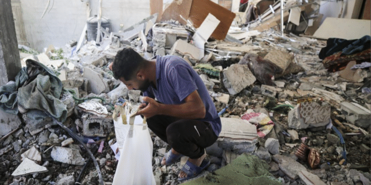 গাজার তরুণ লেখকের কলমে গণহত্যার অদেখা গল্প