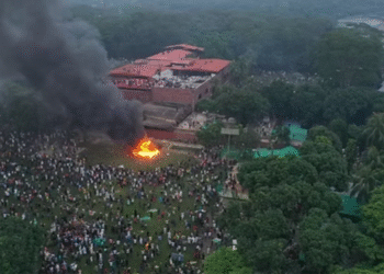 আল জাজিরার প্রতিবেদন: বাংলাদেশে সহিংসতার ঝড়, ক্ষমতাচ্যুত হাসিনার রায়ের আগে উত্তাল দেশ