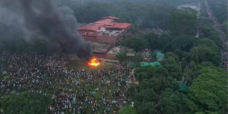 আল জাজিরার প্রতিবেদন: বাংলাদেশে সহিংসতার ঝড়, ক্ষমতাচ্যুত হাসিনার রায়ের আগে উত্তাল দেশ