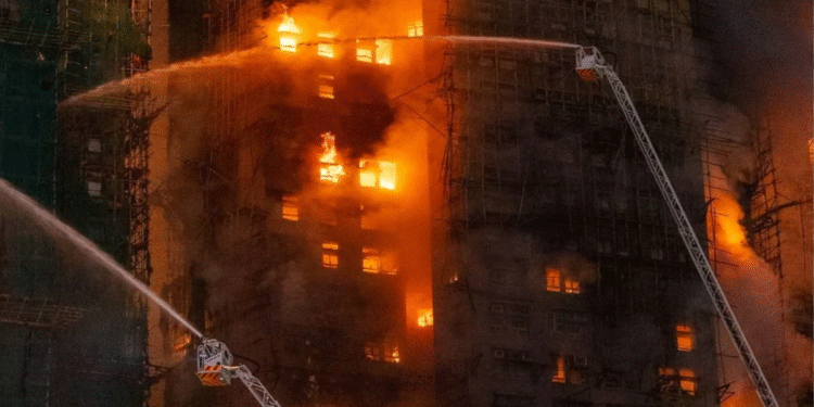 হংকংয়ে শত বছরের মধ্যে সবচেয়ে ভয়াবহ অগ্নিকাণ্ড: কী ঘটেছে এবং আগুন কীভাবে ছড়ালো