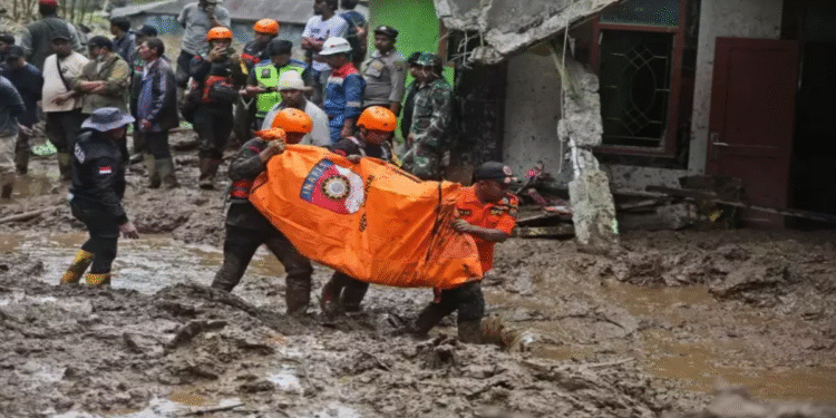 ইন্দোনেশিয়ার সুমাত্রায় ভয়াবহ বন্যা-ভূমিধসে কমপক্ষে ১০ জন নিহত, নিখোঁজ বহু