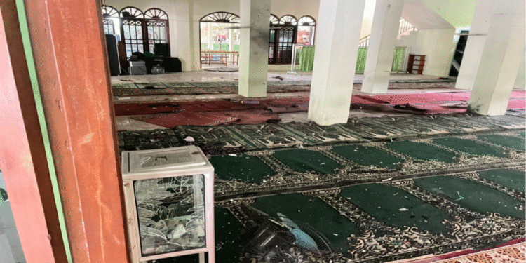 ইন্দোনেশিয়ার মসজিদে বিস্ফোরণ, আহত অর্ধশতাধিক শিক্ষার্থী