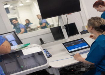 স্কটল্যান্ড ও আমেরিকার চিকিৎসকদের রোবটের ছোঁয়ায় বিশ্বে প্রথম স্ট্রোক সার্জারি