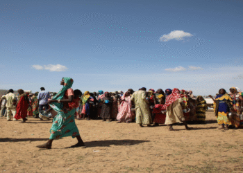 সুদানের পরিবারগুলো যুদ্ধের আগুন থেকে পালিয়ে দারিদ্র্যগ্রস্ত চাদ পৌঁছাচ্ছে