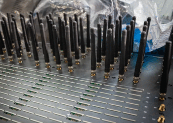 যুক্তরাজ্যে টেক্সট প্রতারণায় প্রতারকদের মাসে লাখো আয়, বিলাসী পণ্যে খরচ