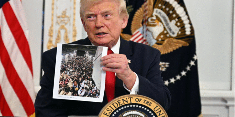 যুক্তরাষ্ট্রে ‘থার্ড ওয়ার্ল্ড’ দেশ থেকে অভিবাসন স্থগিতের ঘোষণা, ট্রাম্পের নতুন নীতিতে উদ্বেগ আর অনিশ্চয়তার ঘন ছায়া