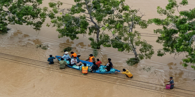 ভিয়েতনামে ভয়াবহ বন্যায় মৃতের সংখ্যা বেড়ে ৯০, এখনো নিখোঁজ কয়েকজন