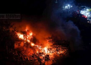 কারওয়ান বাজার: রেলগেট সংলগ্ন ঝুপড়িতে বিধ্বংসী আগুন, পুড়ে ছাই বহু ঘর! স্থানীয়দের মধ্যে আতঙ্ক।