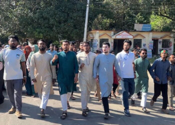 আওয়ামী লীগের গণহত্যার বিচারের দাবিতে রাস্তায় নামল চাকসু