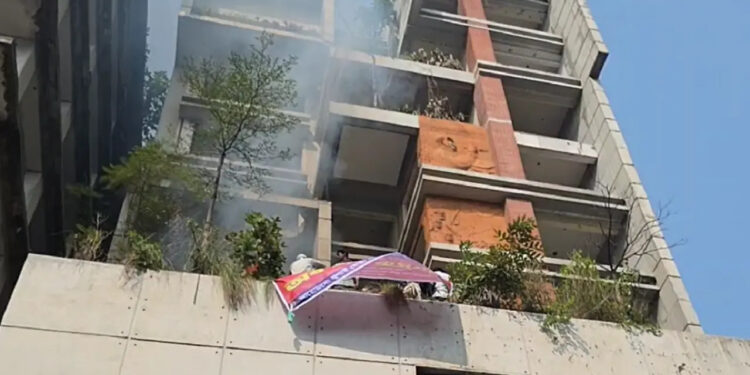 আওয়ামী লীগের কেন্দ্রীয় কার্যালয়ে আগুন