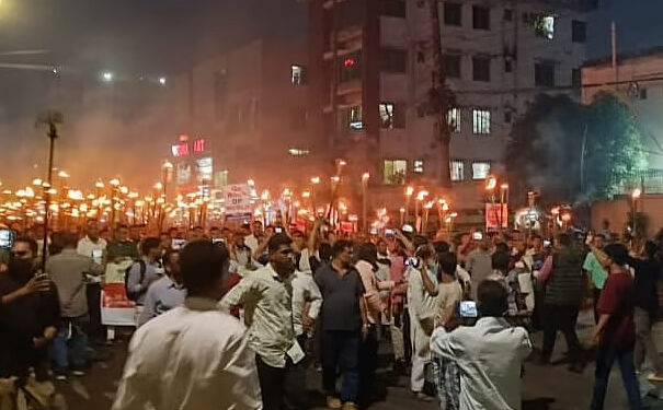 চট্টগ্রাম বন্দরের বিদেশি হস্তান্তর নিয়ে উত্তেজনা: স্কপের মশাল মিছিল, হরতাল-অবরোধের হুঁশিয়ারি