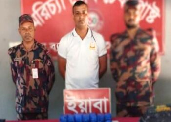 নৌবাহিনীর ভুয়া পোশাক–ইনসিগনিয়া–আইডি কার্ডসহ ধরা। মাদকবিরোধী অভিযান আরও জোরদারের ঘোষণা