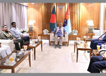 প্রধান উপদেষ্টার সঙ্গে ৩ বাহিনীর প্রধানদের সাক্ষাৎ