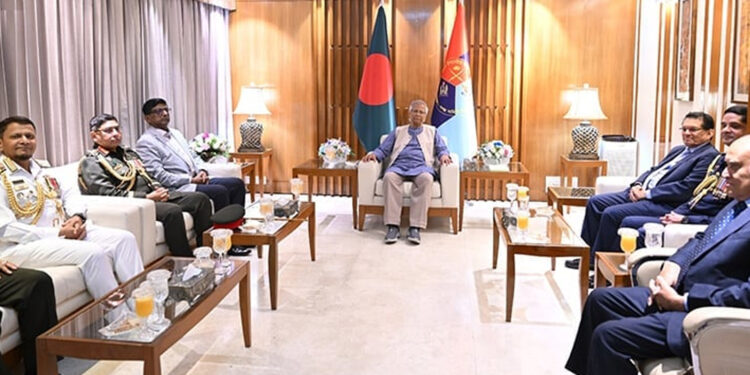 প্রধান উপদেষ্টার সঙ্গে ৩ বাহিনীর প্রধানদের সাক্ষাৎ