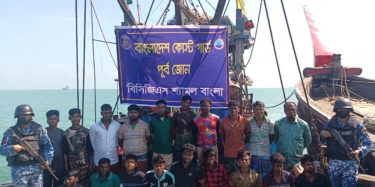 বঙ্গোপসাগরে অবৈধ ট্রলিং বোট ও থাই জালসহ ১৯ জেলে আটক
