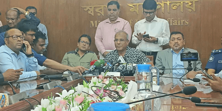 নির্বাচন সামনে রেখে ‘পুলিশ কমিশন অধ্যাদেশ’: শিগগির জারি হবে, জানালেন স্বরাষ্ট্র উপদেষ্টা