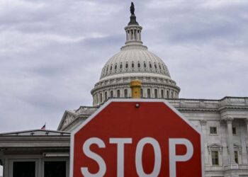 যুক্তরাষ্ট্রে শাটডাউন অব্যাহত, আরও ৪ শতাংশ ফ্লাইট কমানোর নির্দেশ